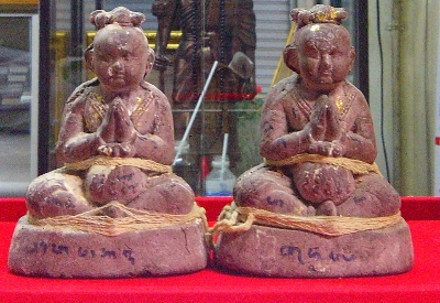 กุมารทองรุ่นแรกหลวงปู่คำบุ วัดกุดชมภู ออกที่วัดศรีสุดาราม ถือเป็นรุ่นแรก