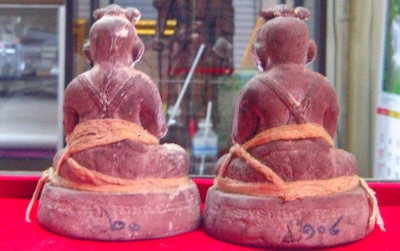 กุมารทองรุ่นแรกหลวงปู่คำบุ วัดกุดชมภู ออกที่วัดศรีสุดาราม ถือเป็นรุ่นแรก
