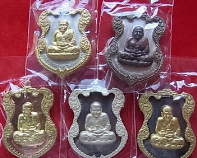 "เคาะเดียวครับ 500" เหรียญโลห์ใหญ่ หลวงปู่ทวด ฉลุประกบซุ้ม ปี 36 วัดบวรนิเวศวิหาร 5 องค์