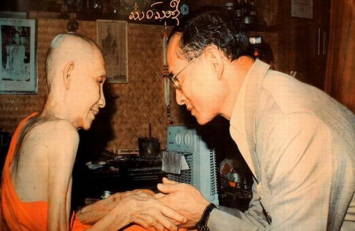 วัดใจ100เดียว!! เหรียญหลวงพ่อเกษม หลังภปร. ปี 2523 พิมพ์ใหญ่ เนื้อทองแดง สุสานไตรลักษณ์ จ.ลำปาง (11)