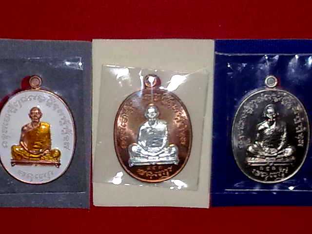 จัดชุดให้เก็บครับ เจริญพรไตรมาส 55 ลพ.สาคร วัดหนองกรับ (ประสบการณ์ฟ้าผ่า) 5 เหรียญ 5 เนื้อครับพี่
