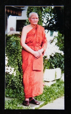 (เคาะเดียว) รูปถ่ายแผ่นทอง หลวงพ่อจรัญ วัดอัมพวัน ขนาด 12*16 นิ้ว (แถมรูปถ่ายหลวงพ่อ 3*2 นิ้ว)