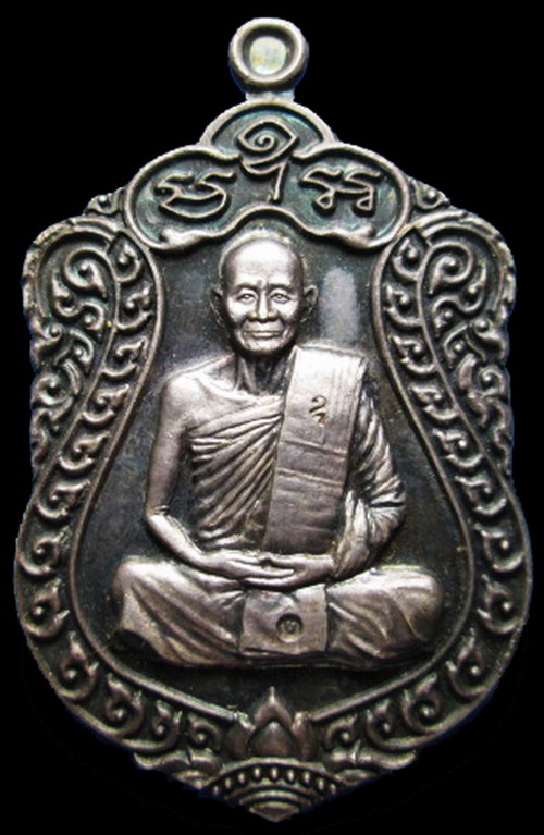 เหรียญหลวงปู่ม่นเนื้อเงินรุ่นบารมีธรรม อยู่ในกล่องเดิมๆไม่ได้ใช้ ตอกโค้ดพร้อมหมายเลขสวย554
