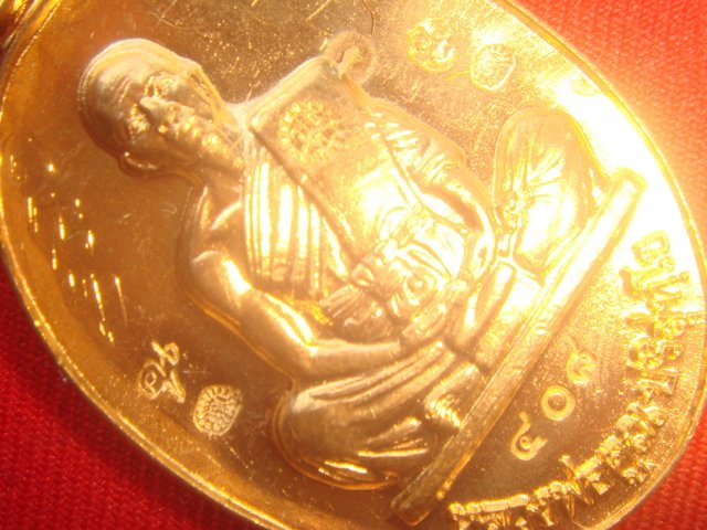 รุ่นย้อนยุคสร้างบารมีปี19 ออกวัดใหม่อัมพวันปี54 เนื้อทองทิพย์พิมพ์กรรมการหลังแบบ เลข.408 ตอกโค๊ตรวม
