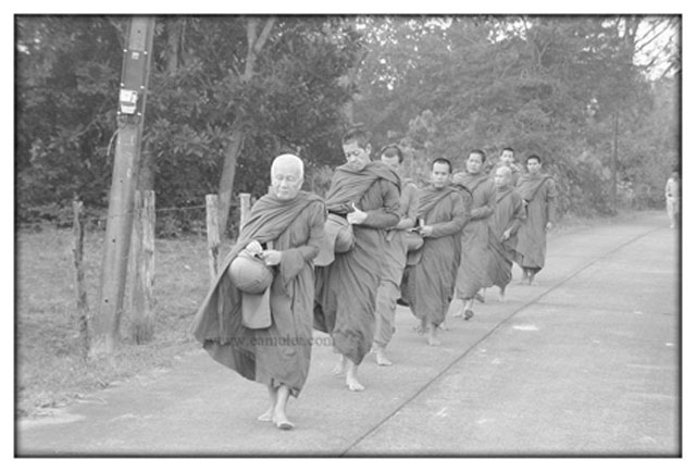 รูปเหมือนปั้ม เงินหนา หลังเรียบ เนื้อนวะ เบอร์ ๒๘ เลขสวย หลังจารเต็ม สร้างน้อยหายาก
