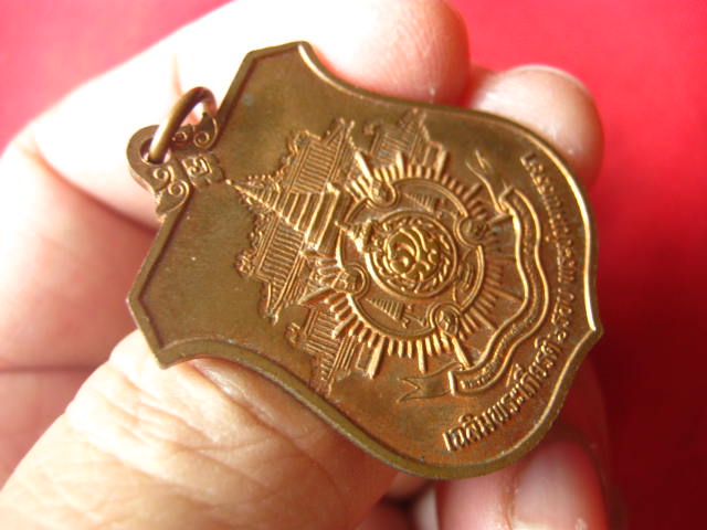 เหรียญพระพุทธมหาสุวรรณปฏิมากร ปี 2542 สวยครับ