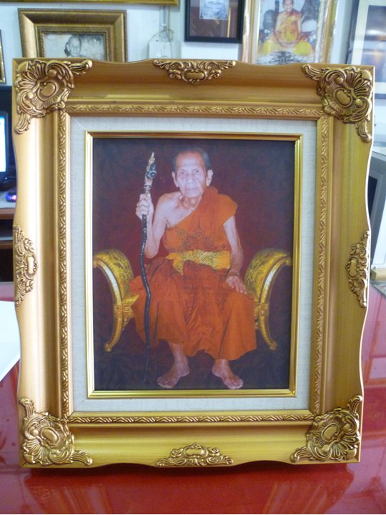 รูปภาพโปสเตอร์ พร้อมกรอบหลุยส์และกระจก หลวงปู่หมุน ฐิตสีโล พระอริยะสงฆ์เหนือโลก 5 แผ่นดิน อมตะวาจาปร