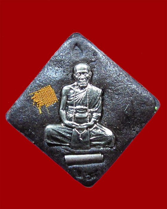 ล็อคเก็ตฝังแผ่นปั้ม ตะกรุด จีวร เกศา หลวงปู่คำบุ รุ่นเพชรกลับทรัพย์ทวี ชุดกรรมการ หมายเลข 268