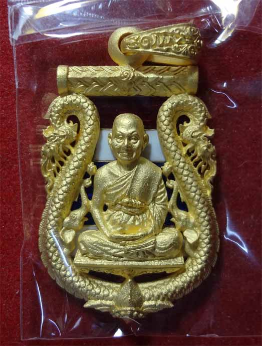 เสมาฉลุยกซุ้มพญานาค หลวงพ่อจรัญ วัดอัมพวัน รุ่นนฤมิตรโชค เนื้อทองระฆังลงยาสีธงชาติ สร้าง 999 องค์