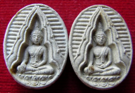 พระผงวงรี หลังยันต์นะ หลวงปู่ม่น วัดเนินตามาก อายุครบ 80 พรรษา 17 มี.ค. 2533