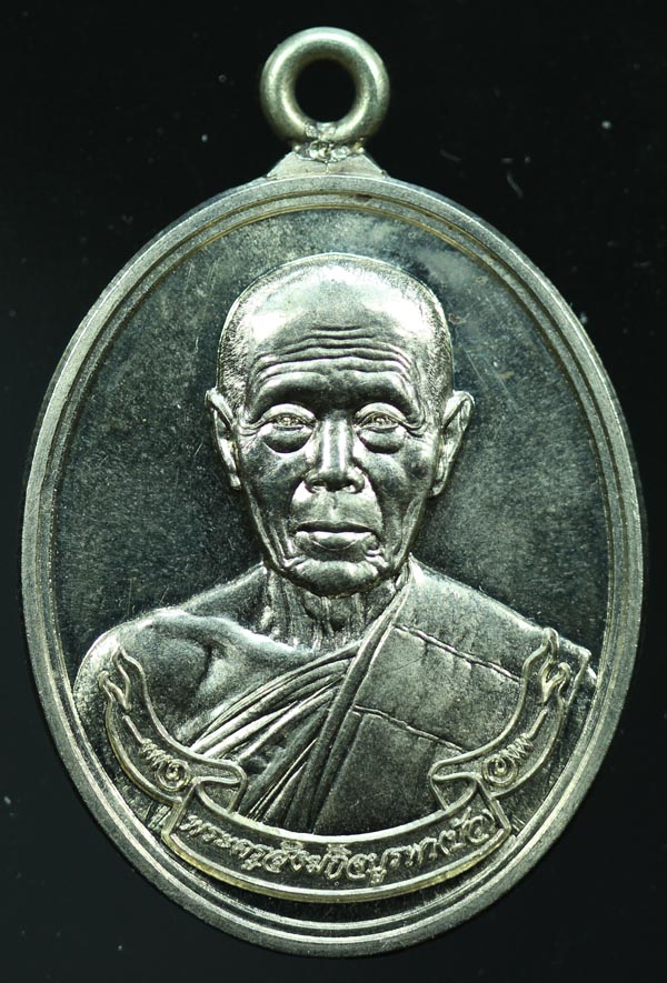 เหรียญห่วงเชื่อมรุ่นแรกหลวงปู่บัว รุ่นสร้างบารมี เนื้ออัลปาก้า เลข 302 พร้อมกล่องเดิม เชิญแวะชมครับ 
