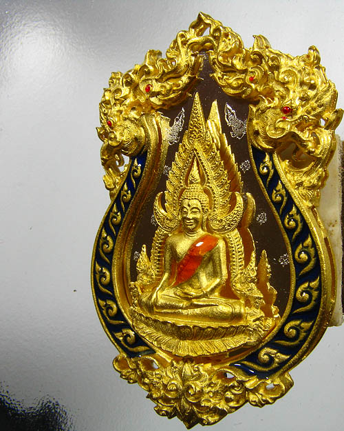 เหรียญพระพุทธชินราช รุ่นจอมราชันย์ เนื้อทองระฆังชุบทองลงยา สีน้ำเงิน ตอกโค้ด พุทธชยันตี หมายเลข ๒๔๗