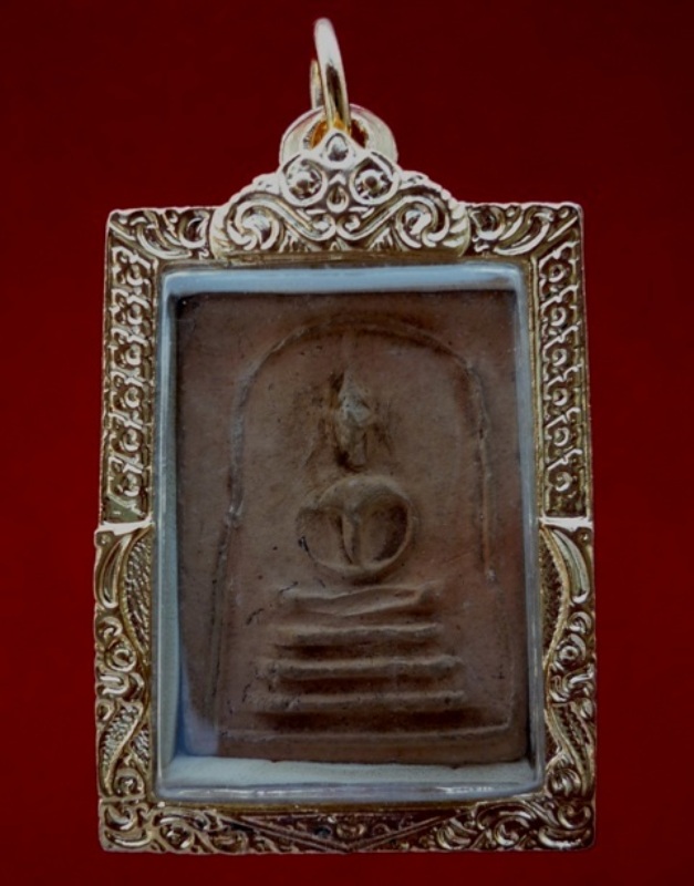พระสมเด็จหูบายศรีฐานสามชั้น ด้านหลังปั้มลายมือ หลวงพ่อกวย วัดโฆสิตาราม จ.ชัยนาท (ยุคต้น)