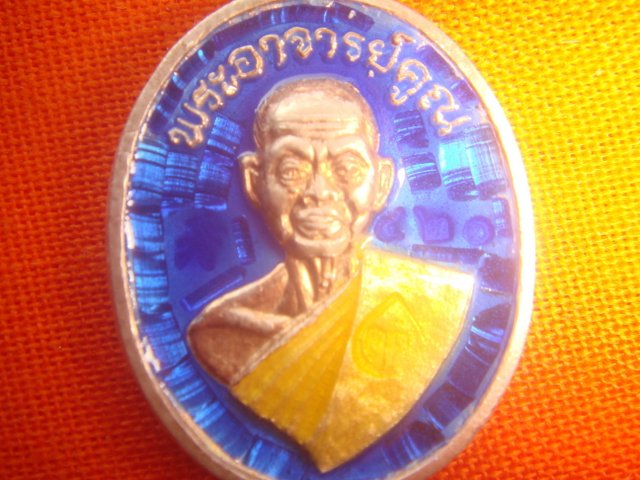 เหรียญเม็ดแตง รุ่นอายุยืนครึ่งองค์ ออกวัดแจ้งนอกปี53 เนื้อเงินลงยาสีน้ำเงิน หมายเลข.420 สภาพสวย