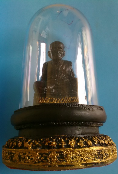 พระบูชา ลป. ทวด ขนาด 2 นิ้ว  เนื้อเรซิ่นสีดำ  มีจารปากกาทองใต้ฐาน และด้านบนที่ครอบฯ หายาก (เคาะเดียว