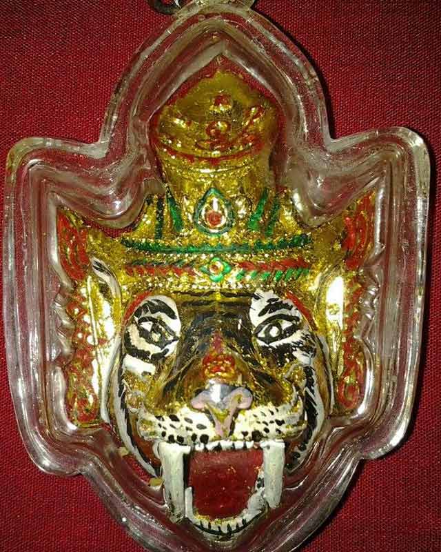 หลวงปู่กาหลงเขี้ยวแก้ว วัดเขาแหลม จ.สระแก้ว เศียรพ่อครูปู่เสือเนื้อนวโลหะขอมโบราณพันปีปิดทองคำเพ้นท์