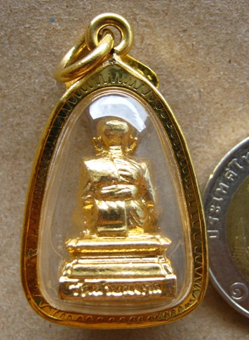หลวงพ่อทวด ลอยองค์ เสาร์5 วัดห้วยมงคล หัวหิน จ ประจวบ ฯ เนื้อกะไหล่ทอง ฐานบัว ปี53 เลี่ยมไมครอนพร้อม