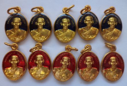 เหรียญเม็ดแตงใหญ่ หลวงพ่อทวด วัดช้างให้ จ.ปัตตานี ปี 55 ลงยาน้ำเงิน + แดง  จำนวน 10 เหรียญ (1)