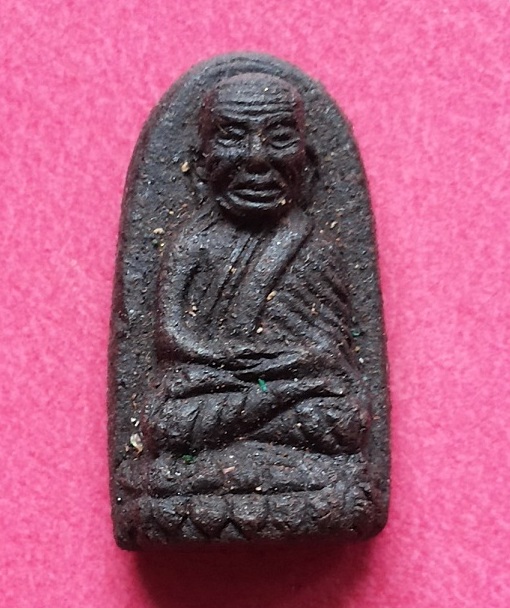 ปรับราคาครับ..1 ฟรี 1 หลวงปู่ทวดเนื้อว่าน ปี 2544 หลังพระปรมาภิไธย สก. พิมพ์พระรอด พร้อมกล่องเดิม