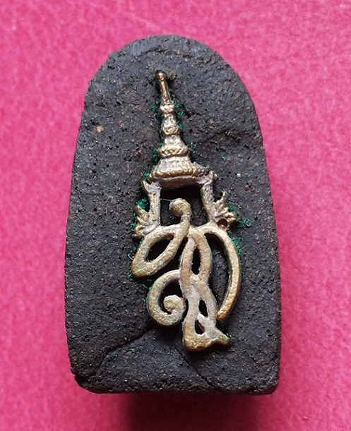 ปรับราคาครับ..1 ฟรี 1 หลวงปู่ทวดเนื้อว่าน ปี 2544 หลังพระปรมาภิไธย สก. พิมพ์พระรอด พร้อมกล่องเดิม