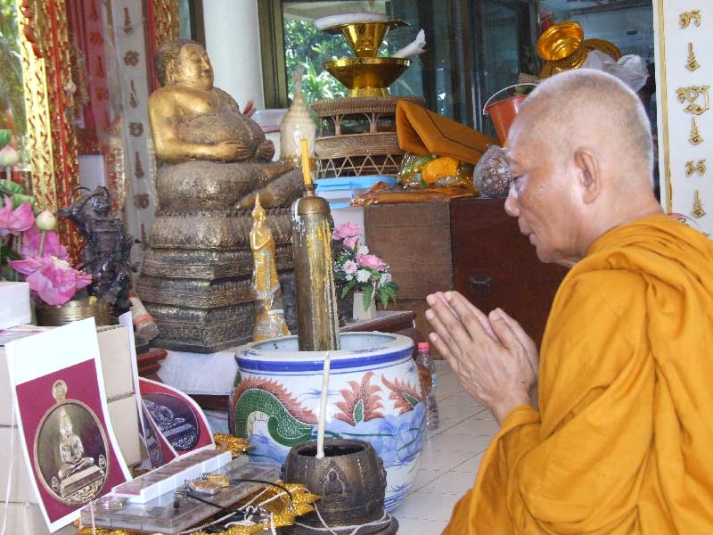 เหรียญพระพุทธโสธร หลวงพ่อสาครปลุกเสก เนื้อทองแดงรมดำ หมายเลข ๓๓๐ พร้อมกล่อง