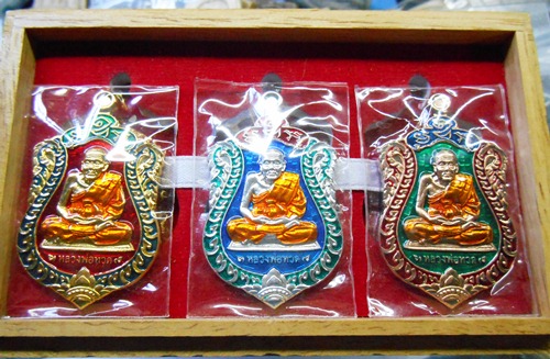 เหรียญเสมา 7รอบ 84ปีพ่อท่านเขียว วัดห้วยเงาะกรรมการพร้อมกล่องไม้ครับ