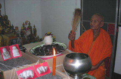 วัวธนูเนื้อผงผสมดินอาถรรพณ์ หลวงปู่ครูบาแก้ว กมฺมสุทโธ วัดร่องดู่ จังหวัดพะเยา
