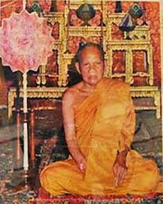 รูปหล่อ หลวงพ่อสวาสดิ์ วัดห้วยร่วม จังหวันครสวรรค์