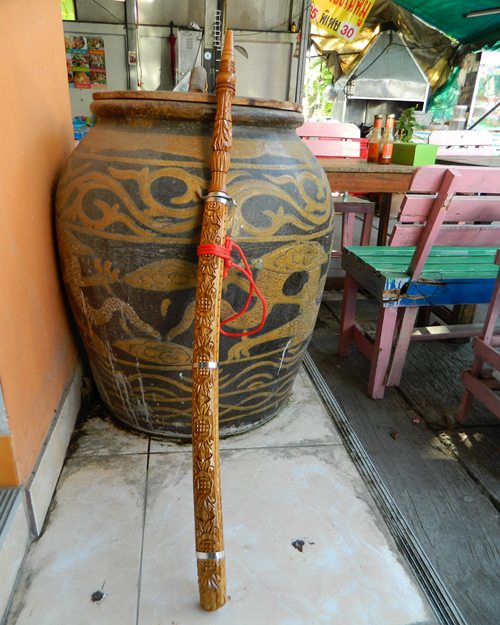 เคาะเดียวมีดดาบแกะลายไม้สัก
