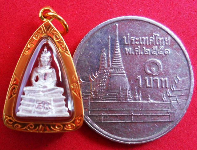 หลวงพ่อโสธรเล็ก เนื้อเงินขัดเงา สวยมั๊กๆๆ เลี่ยมทองแท้กันน้ำพร้อมใช้ครับ