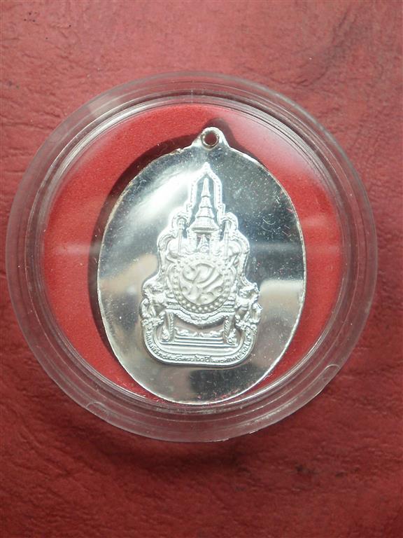 เหรียญทรงกล้อง ฉลองสิริราชสมบัติ60ปี ปี 2549 เนื้อเงินขัดเงา สภาพสวยมากพร้อมกล่องเดิม 