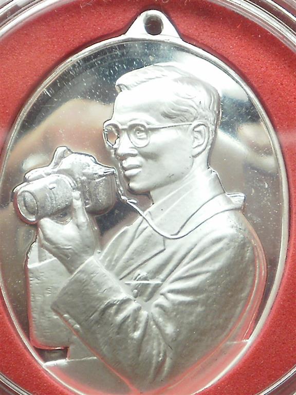 เหรียญทรงกล้อง ฉลองสิริราชสมบัติ60ปี ปี 2549 เนื้อเงินขัดเงา สภาพสวยมากพร้อมกล่องเดิม 
