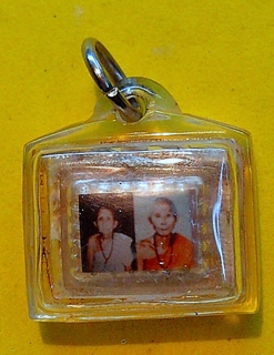 รูปครูบาขาวปี ครูบาชัยยะวงศาพัฒนา หลังผ้ากับสำสี