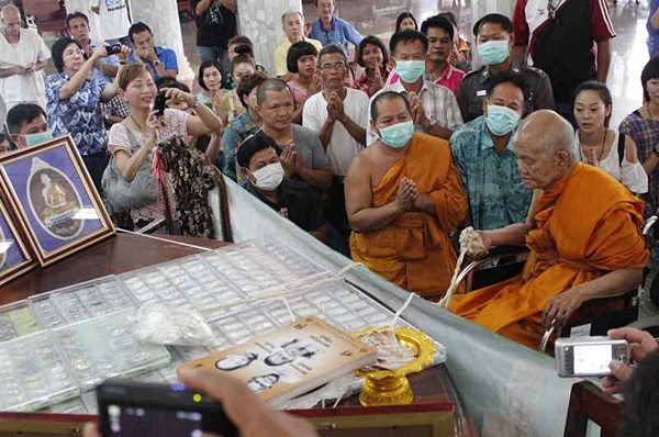 เหรียญหลวงพ่อคูณ เจริญพร ๘๙ ครึ่งองค์  เนื้ออัลปาก้ากรรมการไม่ตัดปีกหลังยันต์ หมายเลขสองหลักเบิ้ลๆ 