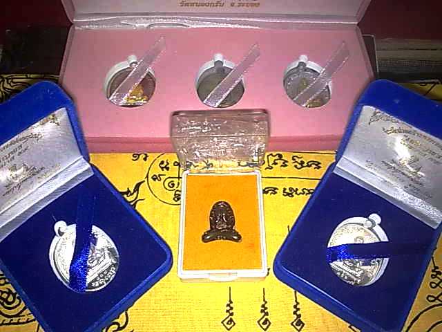 กำลังแรงจริง ๆ ครับกับพระเครื่อง ลพ.สาคร ครับ จัดชุดคุ้มค่า น่าสะสมครับ หาออกยากแล้วครับ