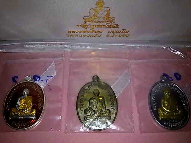 กำลังแรงจริง ๆ ครับกับพระเครื่อง ลพ.สาคร ครับ จัดชุดคุ้มค่า น่าสะสมครับ หาออกยากแล้วครับ