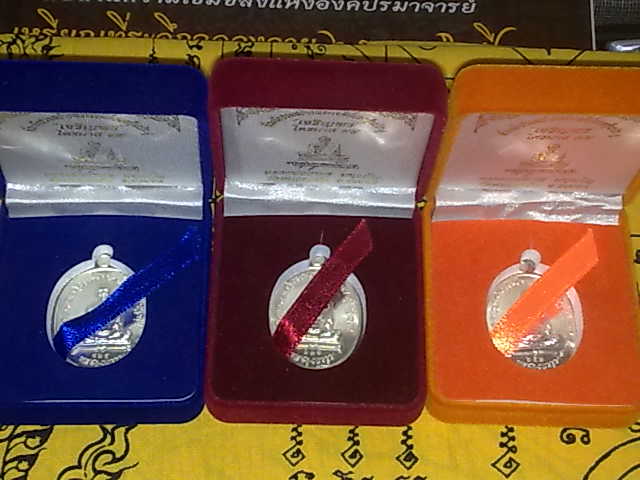 ชุดเนื้อเงินฝังอัญมณี 3 เหรียญ ทับทิม/ไพลิน/บุษราคัม เจริญพรไตรมาส 55 ลพ.สาคร(รุ่นประสบการณ์ฟ้าผ่า)