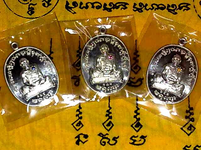 ชุดเนื้อเงินฝังอัญมณี 3 เหรียญ ทับทิม/ไพลิน/บุษราคัม เจริญพรไตรมาส 55 ลพ.สาคร(รุ่นประสบการณ์ฟ้าผ่า)