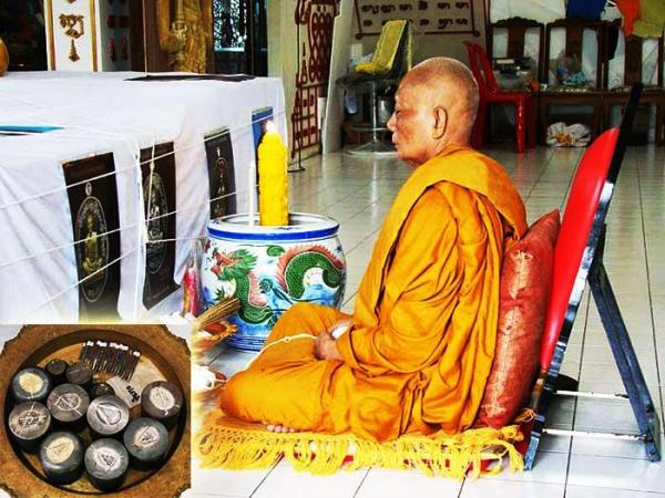 ชุดเนื้อเงินฝังอัญมณี 3 เหรียญ ทับทิม/ไพลิน/บุษราคัม เจริญพรไตรมาส 55 ลพ.สาคร(รุ่นประสบการณ์ฟ้าผ่า)