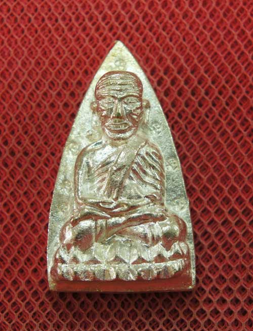 หลวงปู่ทวดหลังเตารีดหล่อโบราณวัดบวรนิเวศวิหาร เนื้อนวะโลหะแก่เงิน 12 โค๊ด หมายเลข 563 ปี 43