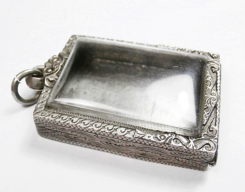 ตลับเงินมือสองใส่พระสมเด็จ..หัวสิงห์ยกซุ้ม..หลังปิดแกะลาย..สวยๆ..