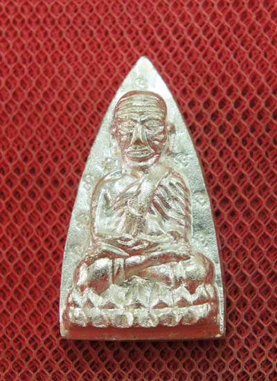 หลวงปู่ทวดหลังเตารีดหล่อโบราณวัดบวรนิเวศวิหาร เนื้อนวะโลหะแก่เงิน 12 โค๊ด หมายเลข 810 ปี 43