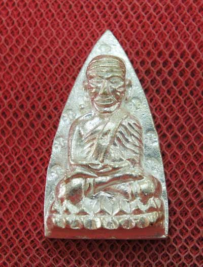 หลวงปู่ทวดหลังเตารีดหล่อโบราณวัดบวรนิเวศวิหาร เนื้อนวะโลหะแก่เงิน 12 โค๊ด หมายเลข 749 ปี 43