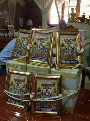 เหรียญปั๊มมังกรคู่หลังนารายณ์ตรึงไตรภพ เนื้อทองฝาบาตร หลวงปู่เกลี้ยง วัดโนนแกด 