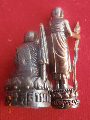 หลวงปู่หงษ์ วัดใจ รูปเหมือนยืนถือไม้เท้า + พระสิวลีนั่งจกบาตร 1