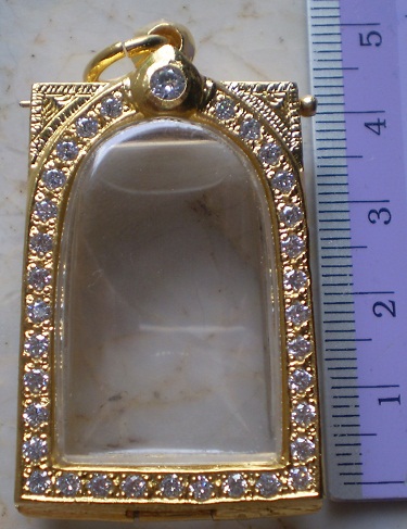 ตลับเงินแกะลาย  ล้อมเพชร  ชุบทองแท้ ใส่พระสมเด็จ  เคาะเดียว 