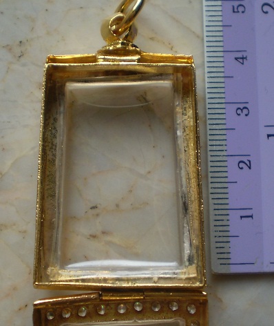 ตลับเงินแกะลาย  ล้อมเพชร  ชุบทองแท้ ใส่พระสมเด็จ  เคาะเดียว 