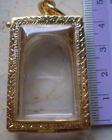 ตลับเงินแกะลาย  ล้อมเพชร  ชุบทองแท้ ใส่พระสมเด็จ  เคาะเดียว 