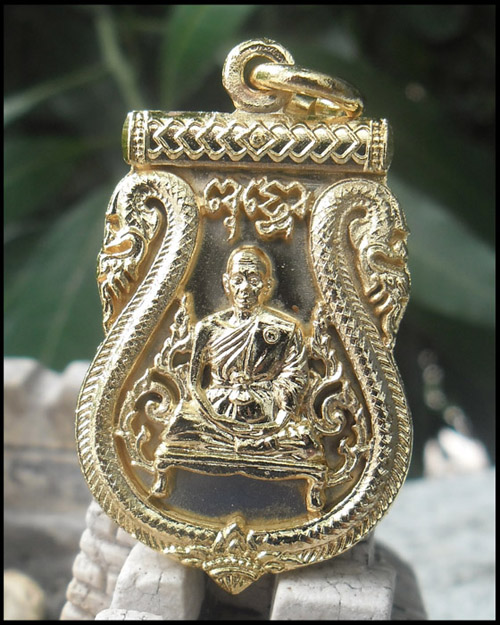 >> เคาะเดียว << เหรียญเสมาฉลุพุทธคูณสยาม หลวงพ่อคูณ เนื้อทองเหลือง เลข 1605