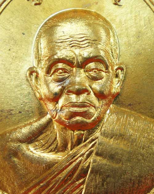 เหรียญหลวงพ่อคูณ รุ่น เมตตา จีวรห่มเฉียง เนื้อโลหะทองบ้านเชียง สร้าง 6999 องค์ องค์นี้หมายเลข 2530